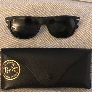 Black ray-ban wayfarer sunglasses